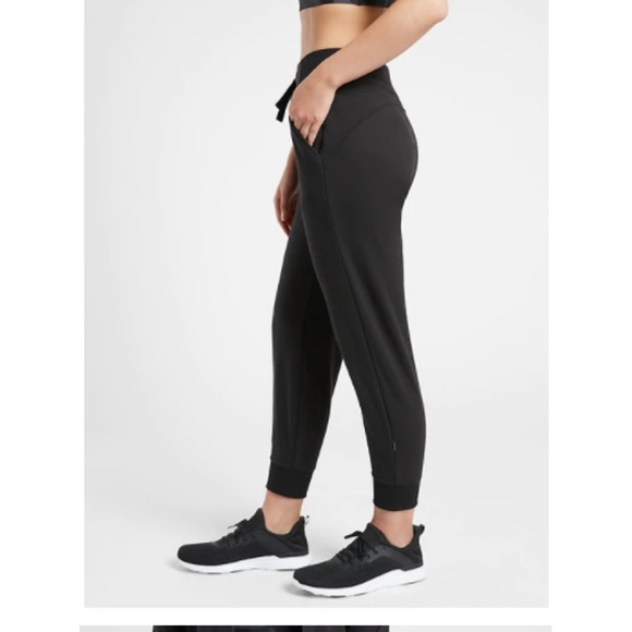 Athleta black Triumph Jogger